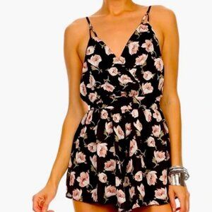 Floral romper  used in good condition size M